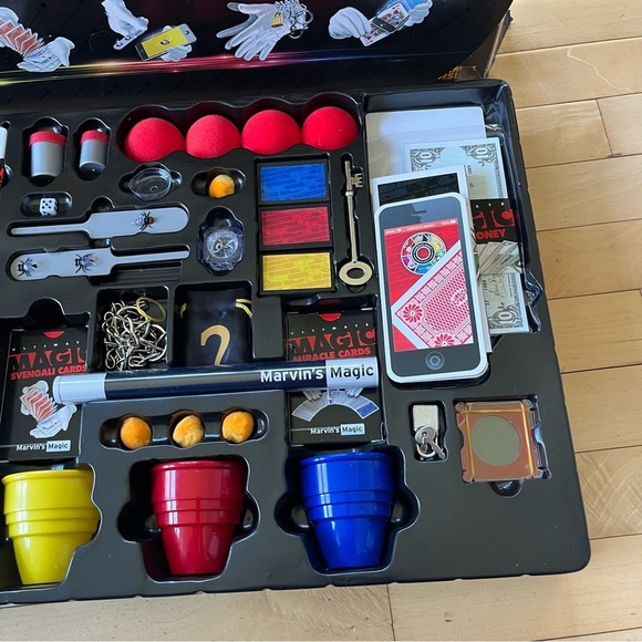 Marvin's Magic Ultimate Magic Set 365 Tricks & Illusions - Picture 4 of 8